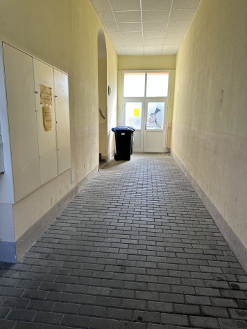 Schöne 3-Raum-Wohnung in Oelsnitz/V., 2. OG. Leerstehend! - Hauseingangsbereich (746)