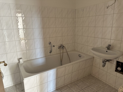 Schöne 3-Raum-Wohnung in Oelsnitz/V., 2. OG. Leerstehend! - Bad (739)