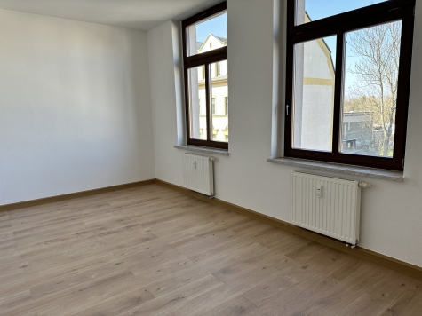 Schöne 3-Raum-Wohnung in Oelsnitz/V., 2. OG. Leerstehend! - Schlafzimmer (743)