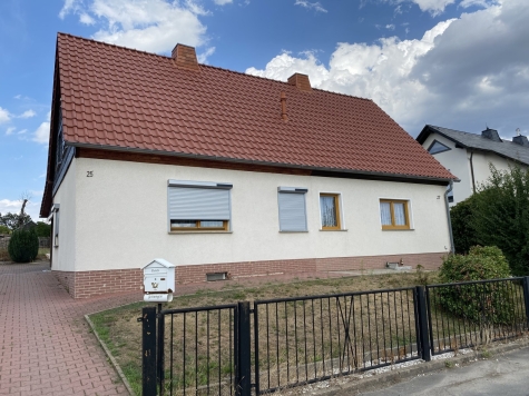 Entkernte Doppelhaushälfte mit 2 Garagen, Tageslichtbad & Garten in ruhiger Lage! - Doppelhaus (3113)