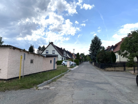 Entkernte Doppelhaushälfte mit 2 Garagen, Tageslichtbad & Garten in ruhiger Lage! - Straße (3115)
