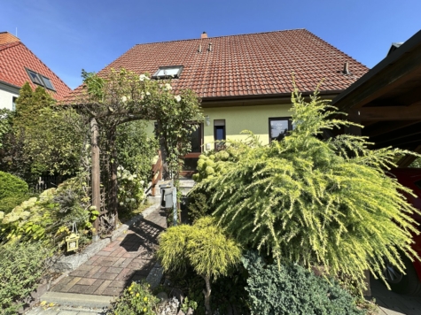 Vielseitig nutzbares EFH mit Einliegerwohnung, großer Garten, überdachter Pool, Doppelcarport - Ansicht (12508)