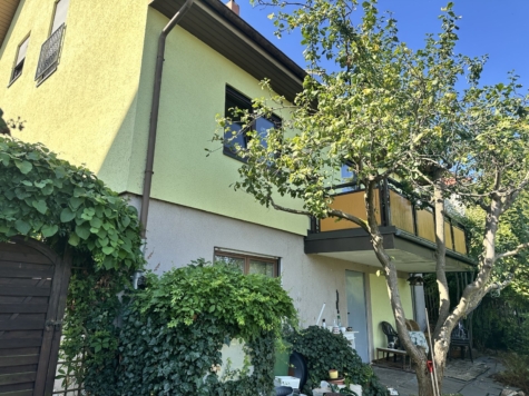 Vielseitig nutzbares EFH mit Einliegerwohnung, großer Garten, überdachter Pool, Doppelcarport - Rückansicht mit Balkon (12514)