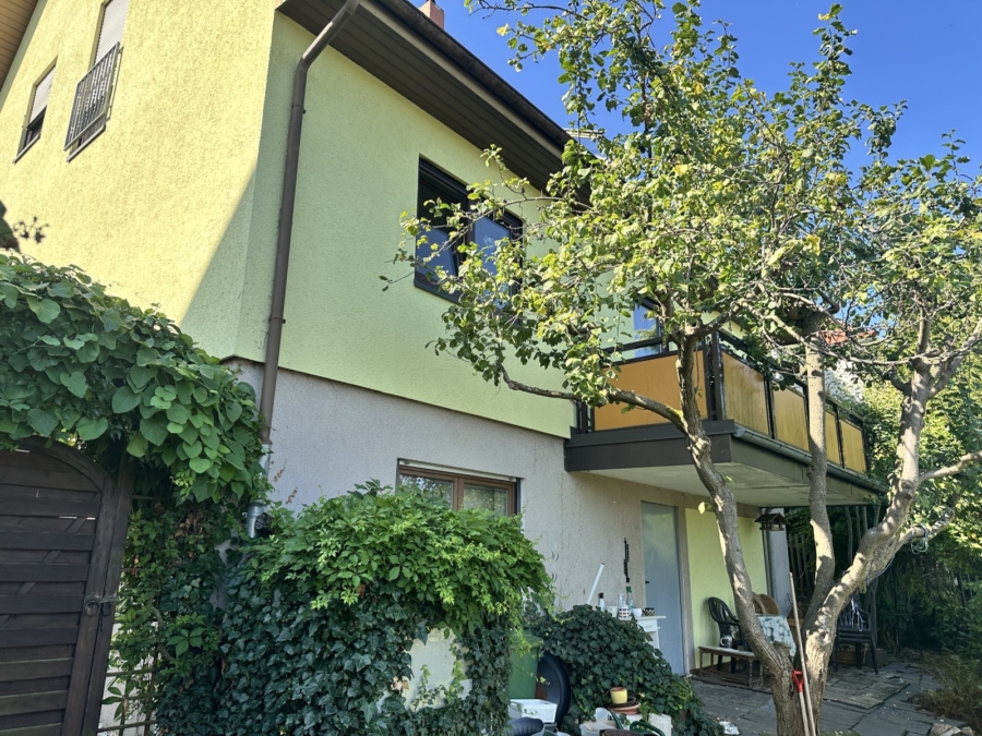 Rückansicht mit Balkon