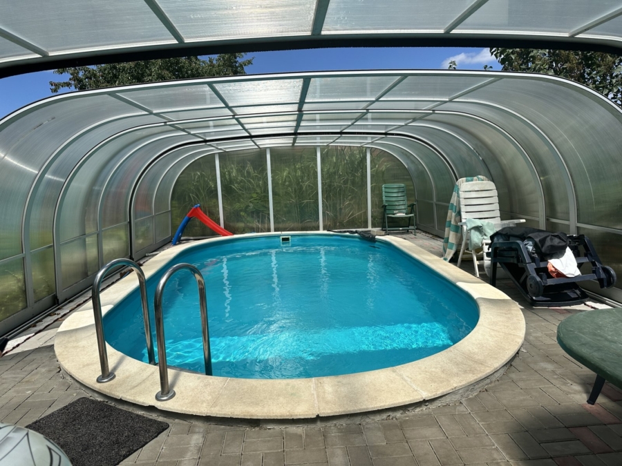 Überdachter Pool