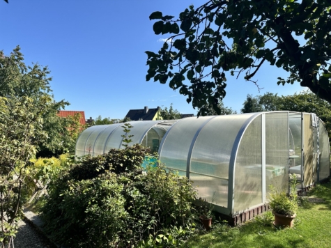 Vielseitig nutzbares EFH mit Einliegerwohnung, großer Garten, überdachter Pool, Doppelcarport - Pool (12515)