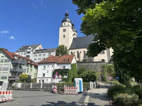 Geräumige, helle 2-Raum-Whg. im EG mit Balkon, Einbauküche und TV im Kochbereich, vermietet! - Blick zum Klosterberg (1617)