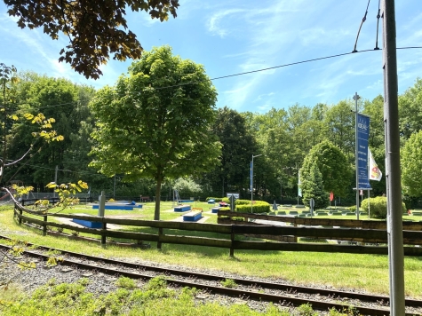Geräumige, helle 2-Raum-Whg. im EG mit Balkon, Einbauküche und TV im Kochbereich, vermietet! - Park mit Gleisanlagen (1620)