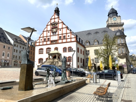 Geräumige, helle 2-Raum-Whg. im EG mit Balkon, Einbauküche und TV im Kochbereich, vermietet! - eine Brunneninstallation auf dem Marktplatz (1616)