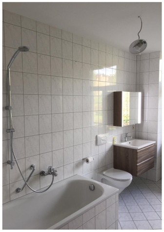 Geräumige, helle 2-Raum-Whg. im EG mit Balkon, Einbauküche und TV im Kochbereich, vermietet! - Bad mit Wanne und Fenster, Fliesen deckenhoch (1612)