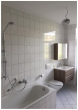 Bad mit Wanne und Fenster, Fliesen deckenhoch