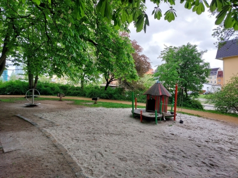 Geräumige, helle 2-Raum-Whg. im EG mit Balkon, Einbauküche und TV im Kochbereich, vermietet! - Spielplatz Goethepark (1607)