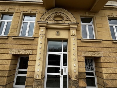 Geräumige, helle 2-Raum-Whg. im EG mit Balkon, Einbauküche und TV im Kochbereich, vermietet! - Detail Fassade Eingangsportal (1603)
