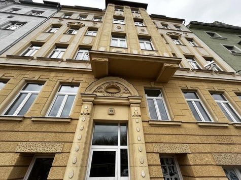 Geräumige, helle 2-Raum-Whg. im EG mit Balkon, Einbauküche und TV im Kochbereich, vermietet! - Detail Fassade Erker über Hauseingang (1604)