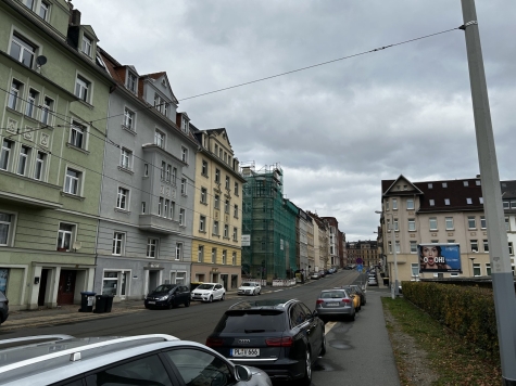 Geräumige, helle 2-Raum-Whg. im EG mit Balkon, Einbauküche und TV im Kochbereich, vermietet! - August-Bebel-Straße nach Norden (1609)