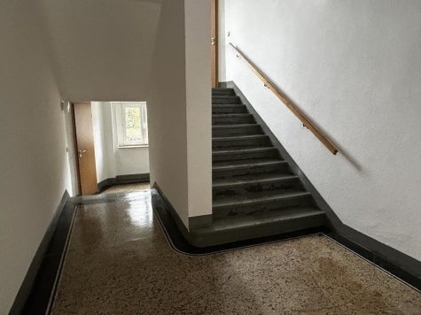 Geräumige, helle 2-Raum-Whg. im EG mit Balkon, Einbauküche und TV im Kochbereich, vermietet! - gepflegtes Treppenhaus (1605)