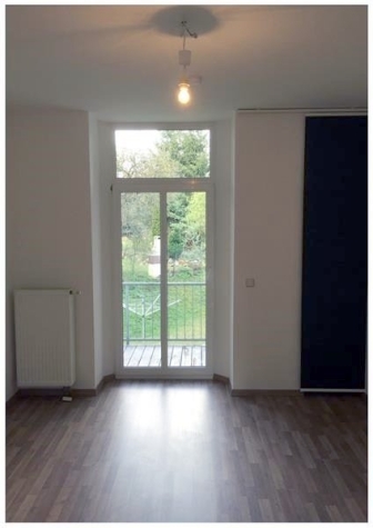 Geräumige, helle 2-Raum-Whg. im EG mit Balkon, Einbauküche und TV im Kochbereich, vermietet! - Schlafzimmer mit Balkon (1610)