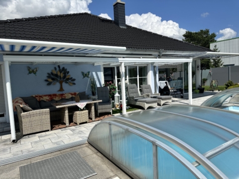 Exklusives EFH im Bungalowstil, mit Pool, Wärmepumpen, Doppelgarage, Carport + stilvollem Grundstück - Überdachte Terrasse (13139)