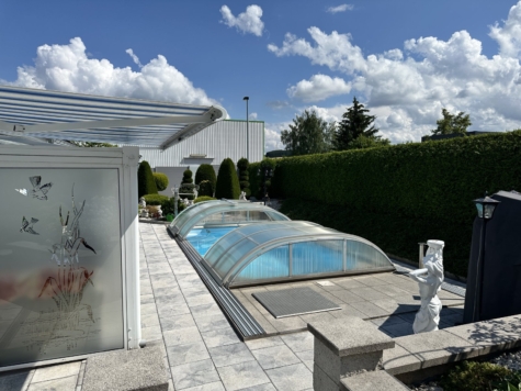 Exklusives EFH im Bungalowstil, mit Pool, Wärmepumpen, Doppelgarage, Carport + stilvollem Grundstück - Pool (13134)