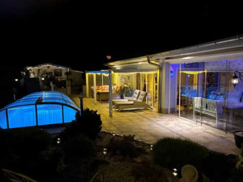 Exklusives EFH im Bungalowstil, mit Pool, Wärmepumpen, Doppelgarage, Carport + stilvollem Grundstück - Pool abends (13153)