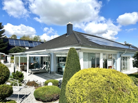 Exklusives EFH im Bungalowstil, mit Pool, Wärmepumpen, Doppelgarage, Carport + stilvollem Grundstück - Ansicht (13133)