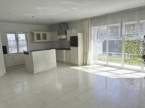 Exklusives EFH im Bungalowstil, mit Pool, Wärmepumpen, Doppelgarage, Carport + stilvollem Grundstück - Wohnzimmer offene Küche (13143)