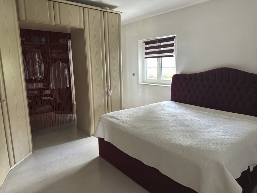 Schlafzimmer mit Durchgang zur Ankleide