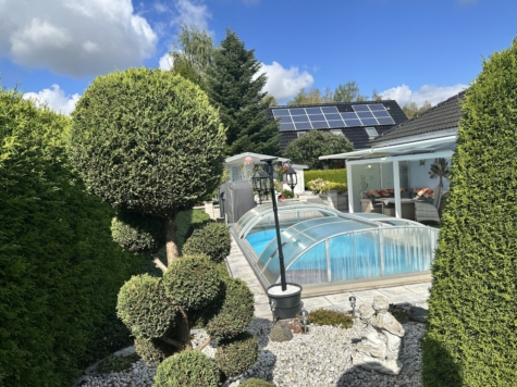 Exklusives EFH im Bungalowstil, mit Pool, Wärmepumpen, Doppelgarage, Carport + stilvollem Grundstück - Blick zum beheizbaren Pool (13149)