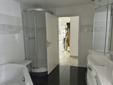 Exklusives EFH im Bungalowstil, mit Pool, Wärmepumpen, Doppelgarage, Carport + stilvollem Grundstück - Bad  Dusche (13147)