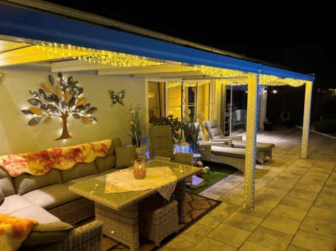 Exklusives EFH im Bungalowstil, mit Pool, Wärmepumpen, Doppelgarage, Carport + stilvollem Grundstück - Terrasse abends (13152)