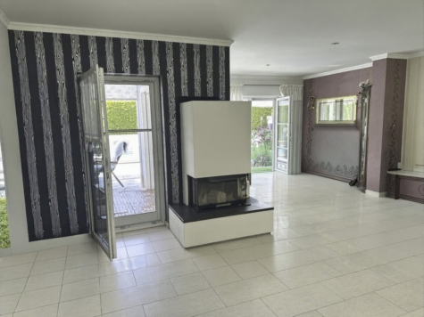 Exklusives EFH im Bungalowstil, mit Pool, Wärmepumpen, Doppelgarage, Carport + stilvollem Grundstück - Wohnzimmer mit Kamin (13142)