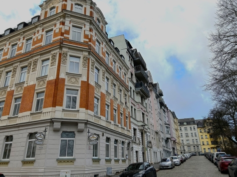 Vermietete 4-Raum-Wohnung mit Balkon, Tageslichtbad u. Gäste-WC in Plauen! Aufzug; Zentrumsnah! - Parkplatzmöglichkeiten an der Straße (2779)