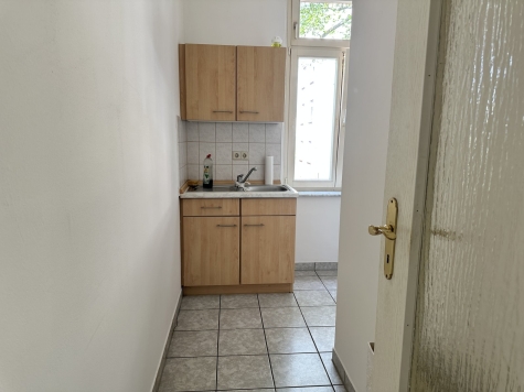 Vermietete 2-Raum-Wohnung mit Einbauküche und Tageslichtbad! - Einbauküche (564)