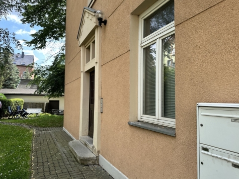 Vermietete 2-Raum-Wohnung mit Einbauküche und Tageslichtbad! - Hauseingang (553)