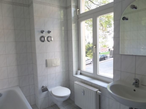 Vermietete 2-Raum-Wohnung mit Einbauküche und Tageslichtbad! - Bad mit Wanne und Fenster (561)
