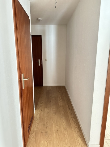 Frisch renoviert! 2-Raumwhg. mit Balkon, TG-Stpl. (duplex, saniert), Neubau 1997! - Flur (7245)