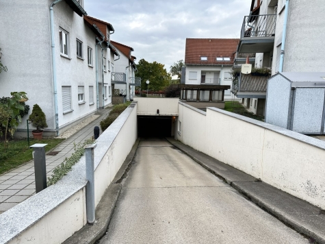 Frisch renoviert! 2-Raumwhg. mit Balkon, TG-Stpl. (duplex, saniert), Neubau 1997! - Zufahrt Tiefgarage (7255)