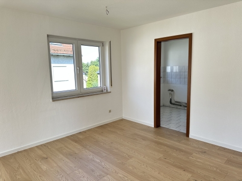 Frisch renoviert! 2-Raumwhg. mit Balkon, TG-Stpl. (duplex, saniert), Neubau 1997! - Zugang Küche (7248)