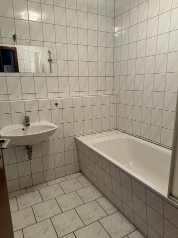 Frisch renoviert! 2-Raumwhg. mit Balkon, TG-Stpl. (duplex, saniert), Neubau 1997! - Bad innenliegend (7251)