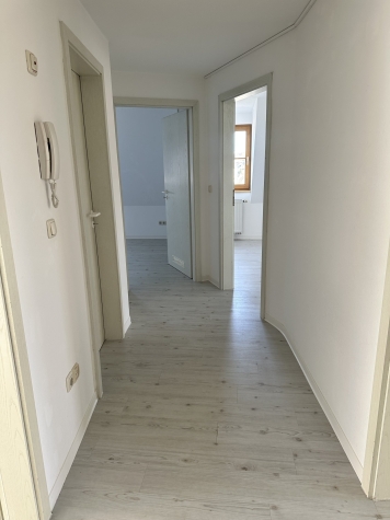 Helle 3-Raumwhg. (opt. 4 Raum) mit Stpl. & Tageslichtbad in Auerbach/V.! - Flur (7757)