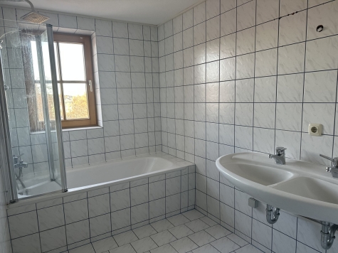 Helle 3-Raumwhg. (opt. 4 Raum) mit Stpl. & Tageslichtbad in Auerbach/V.! - Tageslichtbad mit Wanne (7764)