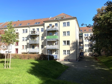Zentrumsnahe 2-Raumwohnung mit Balkon! Vermietet! - Rückansicht (9668)