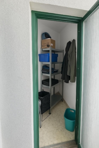 ab 1.11.26!! Gemütliche 1,5-Raumwohnung mit Einbauküche & Balkon in Crossen! - Abstellraum (13631)