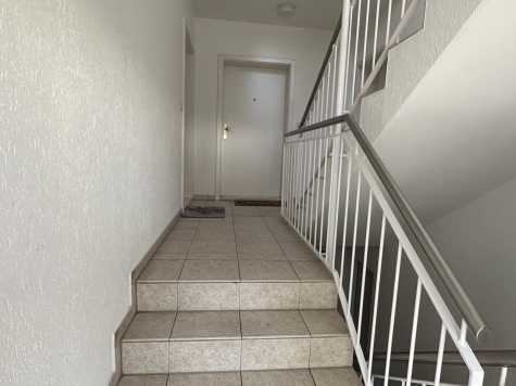 Gepflegte 4-Raum-Maisonette im 2.OG/DG mit Komfort-Bad u. Gäste-WC, zwei Stellplätze! - Treppenhaus (788)