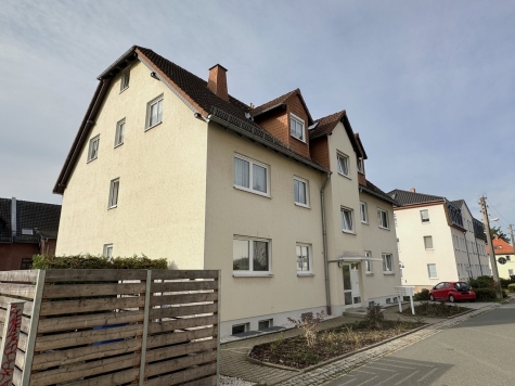 Gepflegte 4-Raum-Maisonette im 2.OG/DG mit Komfort-Bad u. Gäste-WC, zwei Stellplätze! - Außenansicht (783)