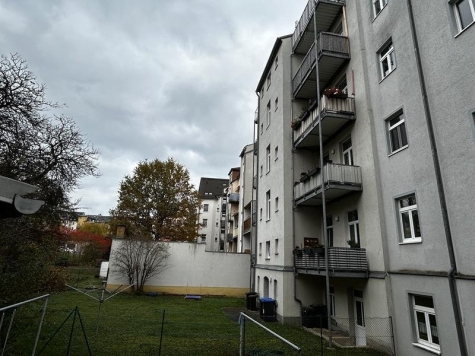 Schöne helle 3-Raum-Whg. im 1. OG mit Balkon, Laminat bzw. Fliesen, vermietet! - Ansicht Rückseite (3020)