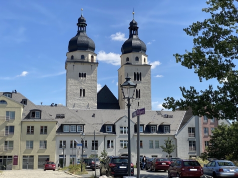 Schöne helle 3-Raum-Whg. im 1. OG mit Balkon, Laminat bzw. Fliesen, vermietet! - die Klostertürme, ein Wahrzeichen von Plauen (3027)
