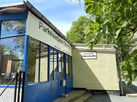 Schöne helle 3-Raum-Whg. im 1. OG mit Balkon, Laminat bzw. Fliesen, vermietet! - ein Highlight: die Parkeisenbahn im Syratal (3031)