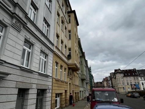 Schöne helle 3-Raum-Whg. im 1. OG mit Balkon, Laminat bzw. Fliesen, vermietet! - Blick in August-Bebel-Straße (3026)