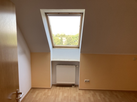 Vermietete 2-R.-DG-Whg., Loggia + TG-Stpl. + Aufzug! Laminat bzw. Fliesen, Nähe Zwickauer Mulde! - Schlafzimmer (4145)